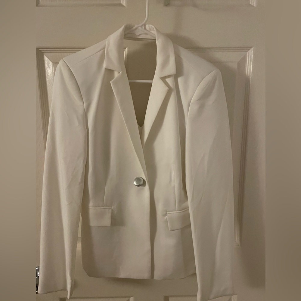 White blazer with cut out detail in the back

Brand : 4th & Reckless